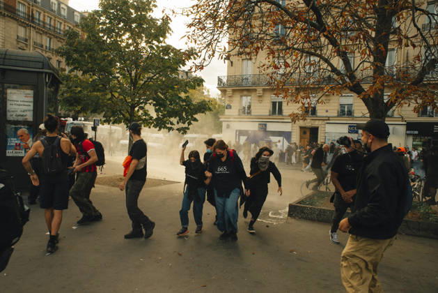 Paris Students Protest Education Conditions A group of demonstrators moves quickly across an open square in Paris, France, on October 6, 2026. France s Interior Ministry said 256,000 people marched nationwide, including 56,000 in Paris, during the student-led day of action over school conditions. High school students called for more education funding and staff, smaller classes and improved facilities, with teachers, parents and unions joining demonstrations. Paris Ile de France France Copyright: xDavoodxMaeilix