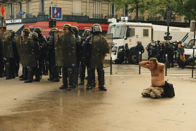 Paris Students Protest Education Conditions A person sits in the roadway facing a line of riot police in Paris, France, on October 6, 2026. France s Interior Ministry said 256,000 people marched nationwide, including 56,000 in Paris, during the student-led day of action over school conditions. High school students called for more education funding and staff, smaller classes and improved facilities, with teachers, parents and unions joining demonstrations. Paris Ile de France France Copyright: xDavoodxMaeilix