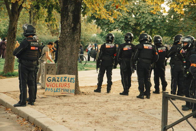 Paris Students Protest Education Conditions Riot police stand in a park beside a small hand-painted protest sign in Paris, France, on October 6, 2026. France s Interior Ministry said 256,000 people marched nationwide, including 56,000 in Paris, during the student-led day of action over school conditions. High school students called for more education funding and staff, smaller classes and improved facilities, with teachers, parents and unions joining demonstrations. Paris Ile de France France Copyright: xDavoodxMaeilix