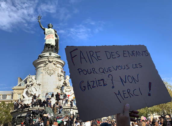High school students hold placards as they demonstrate in the streets of Paris on Tuesday, October 6, 2026. Hundreds of thousands of students and their supporters took part in nationwide protests across France today to protest school conditions.  PAR20261006103 MAYAxVIDON-WHITE