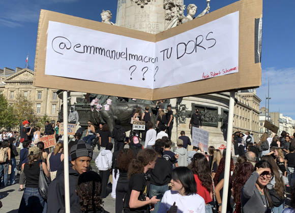 High school students demonstrate in the streets of Paris on Tuesday, October 6, 2026. Hundreds of thousands of students and their supporters took part in nationwide protests across France today to protest school conditions.  PAR20261006105 MAYAxVIDON-WHITE