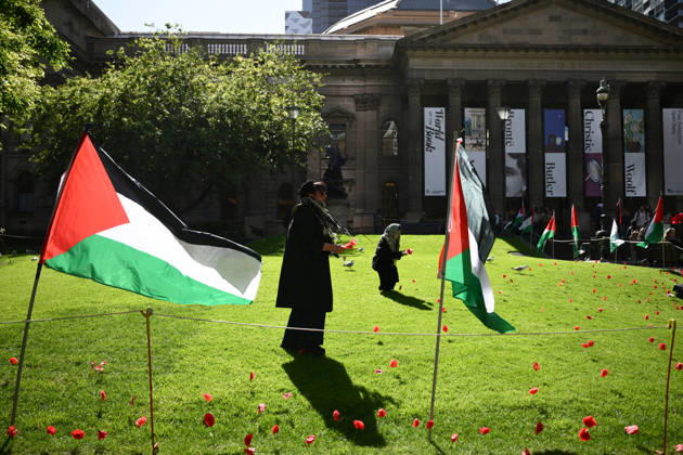 PRO-PALESTINE VIGIL, Pro-Palestine protestors places poppies on the lawn during a vigil for Gaza at the State Library Victoria in Melbourne, Wednesday, October 7, 2026. ( NO ARCHIVING MELBOURNE VICTORIA Australia  Copyright: xJOELxCARRETTx 20261007151102079377