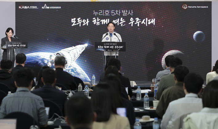 October 7, 2026, Goheung, South Jeolla, SOUTH KOREA: Oct 7, 2026-Goheung, South Korea-Oh Tae-seok, administrator of the Korea AeroSpace Administration (KASA), announces the homegrown Nuri rocket s launch schedule on Oct. 7, 2026, at the Naro Space Center in Goheung, about 400 kilometers south of Seou. Korea will launch its homegrown Nuri rocket at 12:25 p.m. on Wednesday, Korea AeroSpace Administration (KASA) announced. It is set to take off from the Naro Space Center in Goheung County, South Jeolla. Goheung SOUTH KOREA - ZUMAs168 20261007_zih_s168_001 Copyright: xKoreaxAerospacexAdministrationx