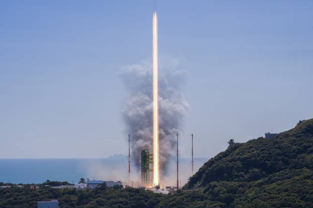 October 7, 2026, Goheung, South Jeolla, SOUTH KOREA: Oct 7, 2026-Goheung, South Korea-South Korea s Nuri space rocket lifts off from the Naro Space Center in Goheung, about 400 kilometers south of Seoul, on Oct. 7, 2026. South Korea launched its homegrown Nuri rocket Wednesday on its fifth flight, placing 15 satellites into orbit, including five that will form part of the country s first domestically launched microsatellite constellation. Goheung SOUTH KOREA - ZUMAs168 20261007_zih_s168_010 Copyright: xKoreaxAerospacexAdministrationx
