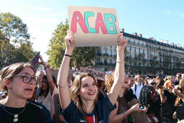 High School And University Student Protest - Paris A protester holds a sign reading ACAB at Place de la Republique during a nationwide youth demonstration. Nationwide mobilization by high school and university students calling for better teaching and study conditions, increased funding and staffing, an end to overcrowded classrooms and deteriorating infrastructure, and improved access to education, amidst concerns over social inequalities and student financial insecurity in Paris, France, October 6, 2026. Photo by Christophe Michel ABACAPRESS.COM Paris ILE DE FRANCE France  Copyright: xMichelxChristophe ABACAx