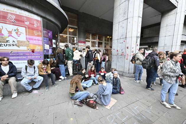 Students gather outside Leoni de Waha school in Liege city center during a protest against education reforms and budget cuts, on Wednesday 7 October 2026. On Monday police arrested 16 people after the protests turned violent. About a hundred rioters continued to vandalize the city centre and face police on Tuesday. This Wednesday, police and Liege mayor called students to come back to school. ERICxLALMAND 189026744