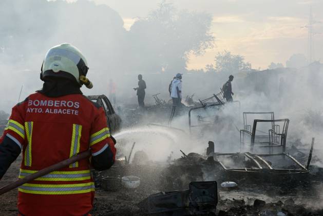 A fire in a shantytown in Albacete affects several shacks. A firefighter works to extinguish the fire on October 7, 2026, in Albacete, Castilla-La Mancha, Spain. A fire in the settlement along the Carretera de las Penas has mobilized the Albacete Fire Department, which is working to extinguish the blaze and prevent it from spreading. October 7, 2026. Víctor Ferná. Albacete, Castile-La Mancha Albacete, Castile-La Mancha, Spain  Copyright: xVictorxFernandezx 7825596