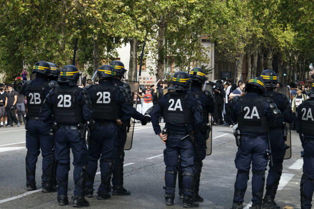 High School And University Student Protest - Toulouse A placard reading - More Teachers – Fewer Deaths, with CRS officers seen from behind in the foreground. Protests by secondary school pupils and students calling for improvements to their living and learning conditions, supported by the trade unions CGT, FO, FSU and Solidaires. France, Toulouse, 6 October 2026. Photo by Patricia Huchot-Boissier AbacaPress.com. Toulouse OCCITANIE France  Copyright: xHuchot-BoissierxPatricia ABACAx