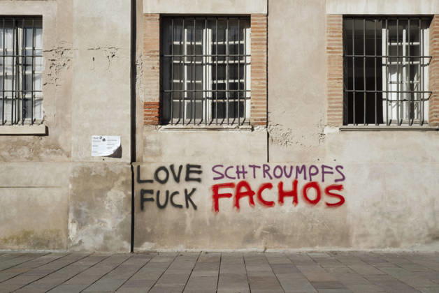 High School And University Student Protest - Toulouse Graffiti on a wall - Love Smurfs, Fuck Fascists. Protests by secondary school pupils and students calling for improvements to their living and learning conditions, supported by the trade unions CGT, FO, FSU and Solidaires. France, Toulouse, 6 October 2026. Photo by Patricia Huchot-Boissier AbacaPress.com. Toulouse OCCITANIE France  Copyright: xHuchot-BoissierxPatricia ABACAx