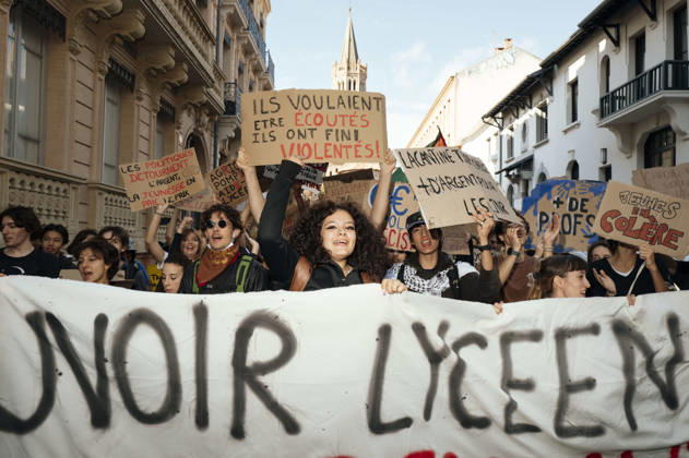 High School And University Student Protest - Toulouse High school pupils standing behind a banner holding placards. They wanted to be heard, but ended up being assaulted! Protests by secondary school pupils and students calling for improvements to their living and learning conditions, supported by the trade unions CGT, FO, FSU and Solidaires. France, Toulouse, 6 October 2026. Photo by Patricia Huchot-Boissier AbacaPress.com. Toulouse OCCITANIE France  Copyright: xHuchot-BoissierxPatricia ABACAx
