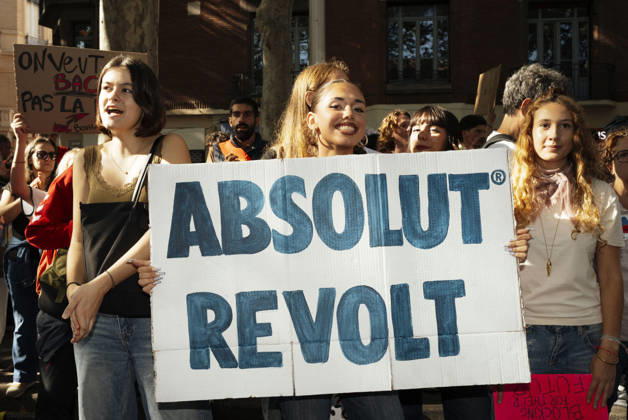 High School And University Student Protest - Toulouse A protester holding a placard – Absolut revolt. Protests by secondary school pupils and students calling for improvements to their living and learning conditions, supported by the trade unions CGT, FO, FSU and Solidaires. France, Toulouse, 6 October 2026. Photo by Patricia Huchot-Boissier AbacaPress.com. Toulouse OCCITANIE France  Copyright: xHuchot-BoissierxPatricia ABACAx