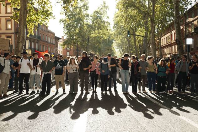 High School And University Student Protest - Toulouse Parents and political activists at the forefront, standing in front of the secondary school pupils. Protests by secondary school pupils and students calling for improvements to their living and learning conditions, supported by the trade unions CGT, FO, FSU and Solidaires. France, Toulouse, 6 October 2026. Photo by Patricia Huchot-Boissier AbacaPress.com. Toulouse OCCITANIE France  Copyright: xHuchot-BoissierxPatricia ABACAx