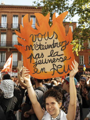 High School And University Student Protest - Toulouse A placart in the shape of a flame – You shall not extinguish the fire of youth. Protests by secondary school pupils and students calling for improvements to their living and learning conditions, supported by the trade unions CGT, FO, FSU and Solidaires. France, Toulouse, 6 October 2026. Photo by Patricia Huchot-Boissier AbacaPress.com. Toulouse OCCITANIE France  Copyright: xHuchot-BoissierxPatricia ABACAx