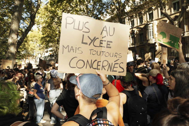High School And University Student Protest - Toulouse A placard – No longer at school, but still involved. Protests by secondary school pupils and students calling for improvements to their living and learning conditions, supported by the trade unions CGT, FO, FSU and Solidaires. France, Toulouse, 6 October 2026. Photo by Patricia Huchot-Boissier AbacaPress.com. Toulouse OCCITANIE France  Copyright: xHuchot-BoissierxPatricia ABACAx