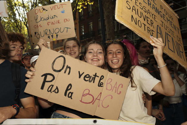 High School And University Student Protest - Toulouse Three schoolgirls holding placards – We want the BAC, not the BAC – We want to study, not end up burnt out. School pupils holding placards – A timetable busier than Marine s locker – Fuck the cops, long live the stoners. Protests by secondary school pupils and students calling for improvements to their living and learning conditions, supported by the trade unions CGT, FO, FSU and Solidaires. France, Toulouse, 6 October 2026. Photo by Patricia Huchot-Boissier AbacaPress.com. Toulouse OCCITANIE France  Copyright: xHuchot-BoissierxPatricia ABACAx