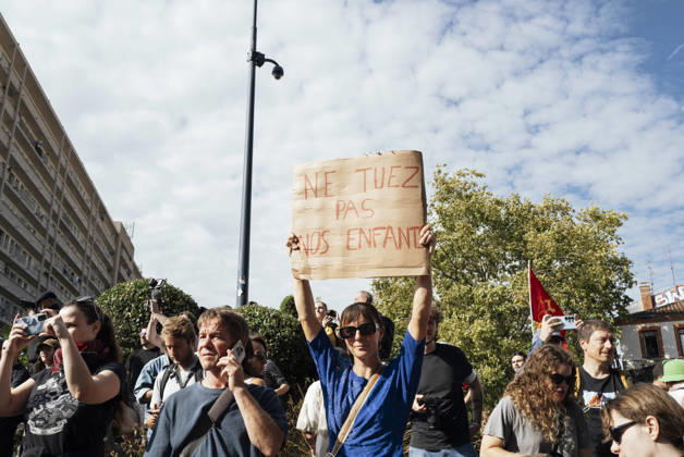 High School And University Student Protest - Toulouse A protester holding a placard reading - Don t kill our children. Protests by secondary school pupils and students calling for improvements to their living and learning conditions, supported by the trade unions CGT, FO, FSU and Solidaires. France, Toulouse, 6 October 2026. Photo by Patricia Huchot-Boissier AbacaPress.com. Toulouse OCCITANIE France  Copyright: xHuchot-BoissierxPatricia ABACAx