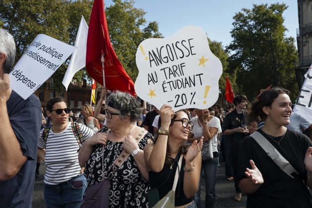 High School And University Student Protest - Toulouse A protester holding a placard – Anxiety at student rates – 20 per cent. Protests by secondary school pupils and students calling for improvements to their living and learning conditions, supported by the trade unions CGT, FO, FSU and Solidaires. France, Toulouse, 6 October 2026. Photo by Patricia Huchot-Boissier AbacaPress.com. Toulouse OCCITANIE France  Copyright: xHuchot-BoissierxPatricia ABACAx
