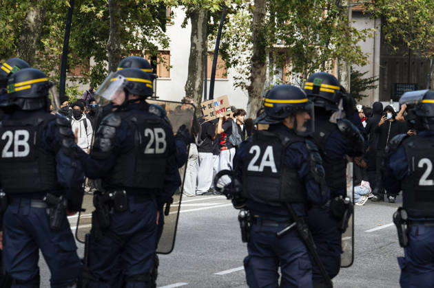 High School And University Student Protest - Toulouse A placard reading - More Teachers – Fewer Deaths, with CRS officers seen from behind in the foreground. Protests by secondary school pupils and students calling for improvements to their living and learning conditions, supported by the trade unions CGT, FO, FSU and Solidaires. France, Toulouse, 6 October 2026. Photo by Patricia Huchot-Boissier AbacaPress.com. Toulouse OCCITANIE France  Copyright: xHuchot-BoissierxPatricia ABACAx