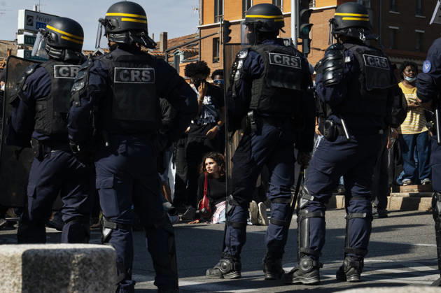High School And University Student Protest - Toulouse A schoolgirl sitting in front of CRS officers. Protests by secondary school pupils and students calling for improvements to their living and learning conditions, supported by the trade unions CGT, FO, FSU and Solidaires. France, Toulouse, 6 October 2026. Photo by Patricia Huchot-Boissier AbacaPress.com. Toulouse OCCITANIE France  Copyright: xHuchot-BoissierxPatricia ABACAx