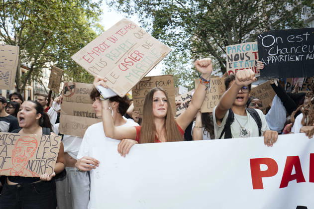 High School And University Student Protest - Toulouse A schoolgirl holding placards – her timetable is busier than Marine s locker – with her fist raised. Protests by secondary school pupils and students calling for improvements to their living and learning conditions, supported by the trade unions CGT, FO, FSU and Solidaires. France, Toulouse, 6 October 2026. Photo by Patricia Huchot-Boissier AbacaPress.com. Toulouse OCCITANIE France  Copyright: xHuchot-BoissierxPatricia ABACAx