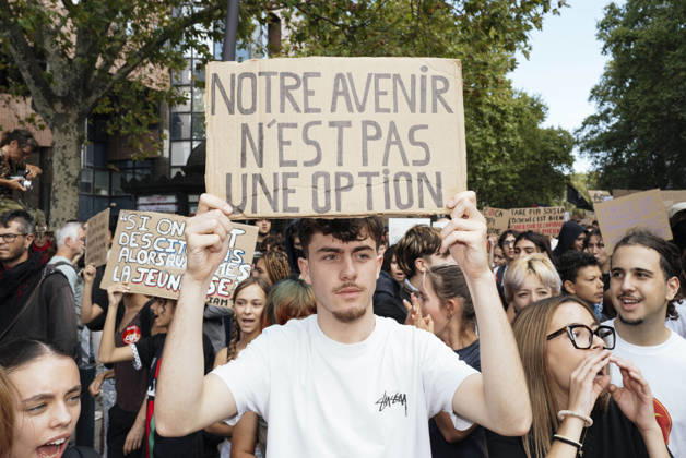 High School And University Student Protest - Toulouse A secondary school pupil holding a placard – Our future is not an option. Protests by secondary school pupils and students calling for improvements to their living and learning conditions, supported by the trade unions CGT, FO, FSU and Solidaires. France, Toulouse, 6 October 2026. Photo by Patricia Huchot-Boissier AbacaPress.com. Toulouse OCCITANIE France  Copyright: xHuchot-BoissierxPatricia ABACAx