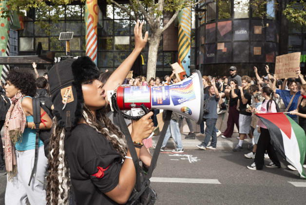 High School And University Student Protest - Toulouse A schoolgirl with a megaphone in the foreground, with the procession of schoolchildren behind the banner in the background, bearing the slogan - No to the struggle for places, yes to the class struggle. Protests by secondary school pupils and students calling for improvements to their living and learning conditions, supported by the trade unions CGT, FO, FSU and Solidaires. France, Toulouse, 6 October 2026. Photo by Patricia Huchot-Boissier AbacaPress.com. Toulouse OCCITANIE France  Copyright: xHuchot-BoissierxPatricia ABACAx