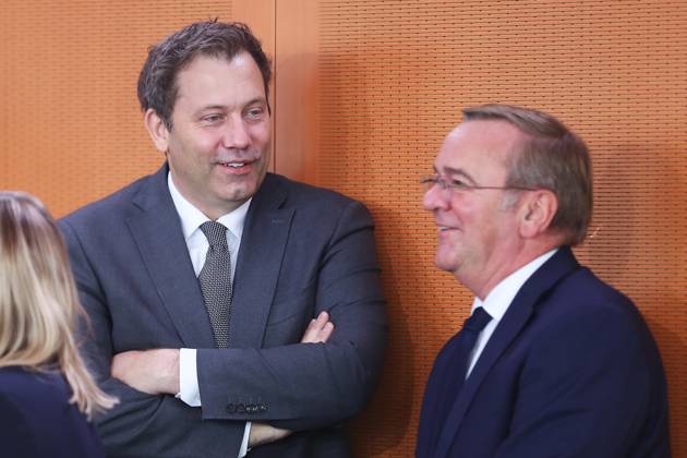 Berlin, Deutschland, 07.10.2026: Bundeskanzleramt: 61. Kabinettssitzung: Bundesminister der Finanzen Lars Klingbeil (SPD) und Bundesminister der Verteidigung Boris Pistorius (SPD) Copyright: xdtsxNachrichtenagenturx dts_137479