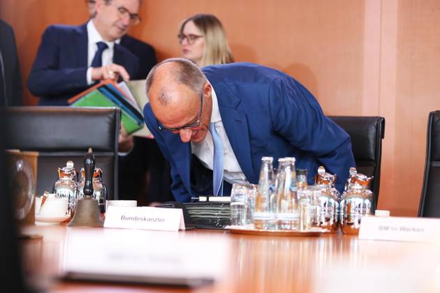 Berlin, Deutschland, 07.10.2026: Bundeskanzleramt: 61. Kabinettssitzung: Bundeskanzler Friedrich Merz (CDU) kommt an, hinter ihm Bundesminister des Innern Alexander Dobrindt (CSU) und Staatsministerin im BMAS Natalie Pawlik (SPD) Copyright: xdtsxNachrichtenagenturx dts_137483