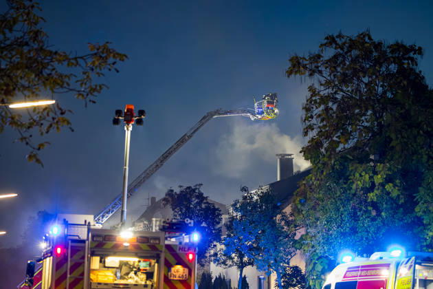 Terrasse in Flammen Feuer greift auf Balkon und Dachstuhl über eine Bewohnerin leicht verletzt Am 07.10.2026 brach auf der Terrasse eines Mehrfamilienhauses in Neu-Isenburg ein Feuer aus. Die Flammen griffen auf einen Balkon im ersten Obergeschoss und anschließend auf den Dachstuhl über. Die Bewohner konnten das Gebäude rechtzeitig verlassen, eine Bewohnerin wurde leicht verletzt und ambulant behandelt. Die Feuerwehr bekämpfte den Brand mit zwei Drehleitern und mehreren Atemschutztrupps. Teile des Daches mussten für die Nachlöscharbeiten geöffnet werden, die Brandursache war zunächst unbekannt. Neu-Isenburg Hessen Deutschland