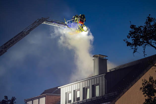 Terrasse in Flammen Feuer greift auf Balkon und Dachstuhl über eine Bewohnerin leicht verletzt Am 07.10.2026 brach auf der Terrasse eines Mehrfamilienhauses in Neu-Isenburg ein Feuer aus. Die Flammen griffen auf einen Balkon im ersten Obergeschoss und anschließend auf den Dachstuhl über. Die Bewohner konnten das Gebäude rechtzeitig verlassen, eine Bewohnerin wurde leicht verletzt und ambulant behandelt. Die Feuerwehr bekämpfte den Brand mit zwei Drehleitern und mehreren Atemschutztrupps. Teile des Daches mussten für die Nachlöscharbeiten geöffnet werden, die Brandursache war zunächst unbekannt. Neu-Isenburg Hessen Deutschland