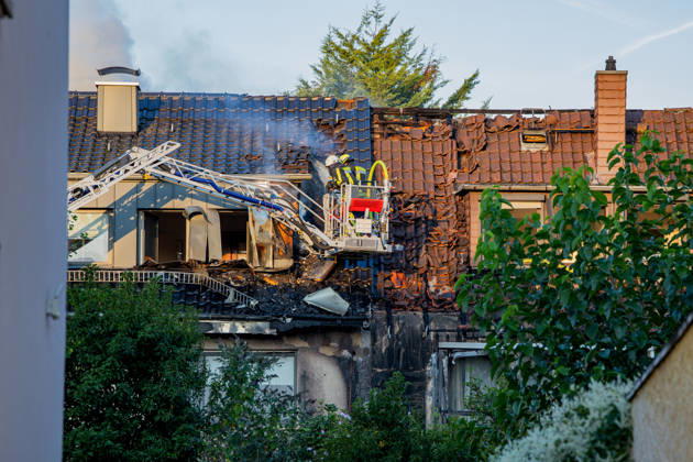 Terrasse in Flammen Feuer greift auf Balkon und Dachstuhl über eine Bewohnerin leicht verletzt Am 07.10.2026 brach auf der Terrasse eines Mehrfamilienhauses in Neu-Isenburg ein Feuer aus. Die Flammen griffen auf einen Balkon im ersten Obergeschoss und anschließend auf den Dachstuhl über. Die Bewohner konnten das Gebäude rechtzeitig verlassen, eine Bewohnerin wurde leicht verletzt und ambulant behandelt. Die Feuerwehr bekämpfte den Brand mit zwei Drehleitern und mehreren Atemschutztrupps. Teile des Daches mussten für die Nachlöscharbeiten geöffnet werden, die Brandursache war zunächst unbekannt. Neu-Isenburg Hessen Deutschland