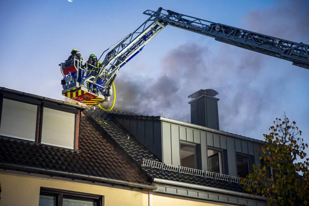 Terrasse in Flammen Feuer greift auf Balkon und Dachstuhl über eine Bewohnerin leicht verletzt Am 07.10.2026 brach auf der Terrasse eines Mehrfamilienhauses in Neu-Isenburg ein Feuer aus. Die Flammen griffen auf einen Balkon im ersten Obergeschoss und anschließend auf den Dachstuhl über. Die Bewohner konnten das Gebäude rechtzeitig verlassen, eine Bewohnerin wurde leicht verletzt und ambulant behandelt. Die Feuerwehr bekämpfte den Brand mit zwei Drehleitern und mehreren Atemschutztrupps. Teile des Daches mussten für die Nachlöscharbeiten geöffnet werden, die Brandursache war zunächst unbekannt. Neu-Isenburg Hessen Deutschland