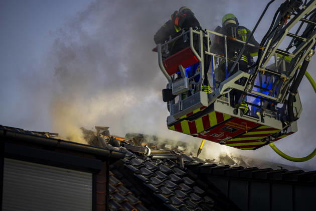 Terrasse in Flammen Feuer greift auf Balkon und Dachstuhl über eine Bewohnerin leicht verletzt Am 07.10.2026 brach auf der Terrasse eines Mehrfamilienhauses in Neu-Isenburg ein Feuer aus. Die Flammen griffen auf einen Balkon im ersten Obergeschoss und anschließend auf den Dachstuhl über. Die Bewohner konnten das Gebäude rechtzeitig verlassen, eine Bewohnerin wurde leicht verletzt und ambulant behandelt. Die Feuerwehr bekämpfte den Brand mit zwei Drehleitern und mehreren Atemschutztrupps. Teile des Daches mussten für die Nachlöscharbeiten geöffnet werden, die Brandursache war zunächst unbekannt. Neu-Isenburg Hessen Deutschland