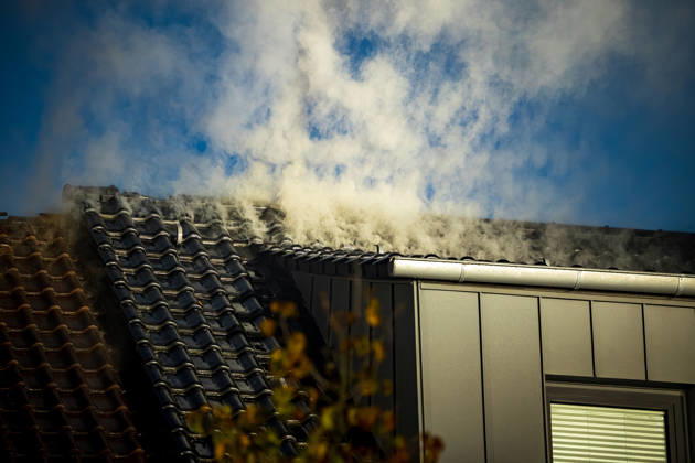 Terrasse in Flammen Feuer greift auf Balkon und Dachstuhl über eine Bewohnerin leicht verletzt Am 07.10.2026 brach auf der Terrasse eines Mehrfamilienhauses in Neu-Isenburg ein Feuer aus. Die Flammen griffen auf einen Balkon im ersten Obergeschoss und anschließend auf den Dachstuhl über. Die Bewohner konnten das Gebäude rechtzeitig verlassen, eine Bewohnerin wurde leicht verletzt und ambulant behandelt. Die Feuerwehr bekämpfte den Brand mit zwei Drehleitern und mehreren Atemschutztrupps. Teile des Daches mussten für die Nachlöscharbeiten geöffnet werden, die Brandursache war zunächst unbekannt. Neu-Isenburg Hessen Deutschland