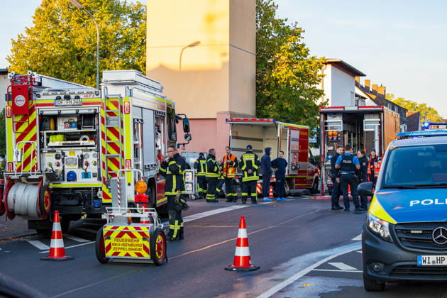 Terrasse in Flammen Feuer greift auf Balkon und Dachstuhl über eine Bewohnerin leicht verletzt Am 07.10.2026 brach auf der Terrasse eines Mehrfamilienhauses in Neu-Isenburg ein Feuer aus. Die Flammen griffen auf einen Balkon im ersten Obergeschoss und anschließend auf den Dachstuhl über. Die Bewohner konnten das Gebäude rechtzeitig verlassen, eine Bewohnerin wurde leicht verletzt und ambulant behandelt. Die Feuerwehr bekämpfte den Brand mit zwei Drehleitern und mehreren Atemschutztrupps. Teile des Daches mussten für die Nachlöscharbeiten geöffnet werden, die Brandursache war zunächst unbekannt. Neu-Isenburg Hessen Deutschland