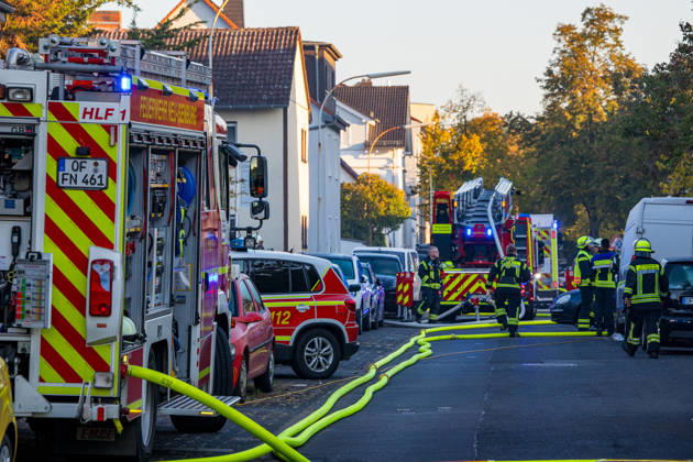Terrasse in Flammen Feuer greift auf Balkon und Dachstuhl über eine Bewohnerin leicht verletzt Am 07.10.2026 brach auf der Terrasse eines Mehrfamilienhauses in Neu-Isenburg ein Feuer aus. Die Flammen griffen auf einen Balkon im ersten Obergeschoss und anschließend auf den Dachstuhl über. Die Bewohner konnten das Gebäude rechtzeitig verlassen, eine Bewohnerin wurde leicht verletzt und ambulant behandelt. Die Feuerwehr bekämpfte den Brand mit zwei Drehleitern und mehreren Atemschutztrupps. Teile des Daches mussten für die Nachlöscharbeiten geöffnet werden, die Brandursache war zunächst unbekannt. Neu-Isenburg Hessen Deutschland