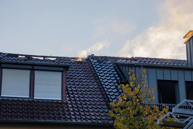 Terrasse in Flammen Feuer greift auf Balkon und Dachstuhl über eine Bewohnerin leicht verletzt Am 07.10.2026 brach auf der Terrasse eines Mehrfamilienhauses in Neu-Isenburg ein Feuer aus. Die Flammen griffen auf einen Balkon im ersten Obergeschoss und anschließend auf den Dachstuhl über. Die Bewohner konnten das Gebäude rechtzeitig verlassen, eine Bewohnerin wurde leicht verletzt und ambulant behandelt. Die Feuerwehr bekämpfte den Brand mit zwei Drehleitern und mehreren Atemschutztrupps. Teile des Daches mussten für die Nachlöscharbeiten geöffnet werden, die Brandursache war zunächst unbekannt. Neu-Isenburg Hessen Deutschland