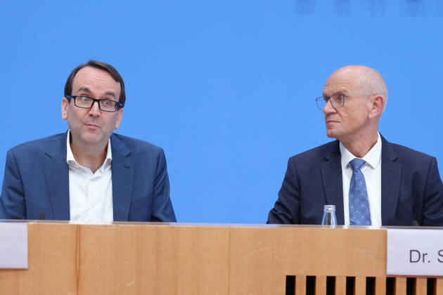 Bundespressekonferenz, Vorstellung der Studie zur Sicherheit von Kuenstlicher Intelligenz in der deutschen Wirtschaft Thomas Caspers gemeinsam mit Dr. Dirk Stenkamp bei der Vorstellung der Studie zur Sicherheit von Kuenstlicher Intelligenz in der deutschen Wirtschaft. Risiken, KI-Sicherheitsvorfaelle und Schutzmaßnahmen in der Bundespressekonferenz, Berlin, 07.10.2026 Berlin Berlin Deutschland