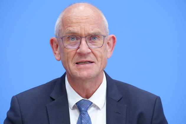 Bundespressekonferenz, Vorstellung der Studie zur Sicherheit von Kuenstlicher Intelligenz in der deutschen Wirtschaft Dr. Dirk Stenkamp im Portrait bei der Vorstellung der Studie zur Sicherheit von Kuenstlicher Intelligenz in der deutschen Wirtschaft. Risiken, KI-Sicherheitsvorfaelle und Schutzmaßnahmen in der Bundespressekonferenz, Berlin, 07.10.2026 Berlin Berlin Deutschland