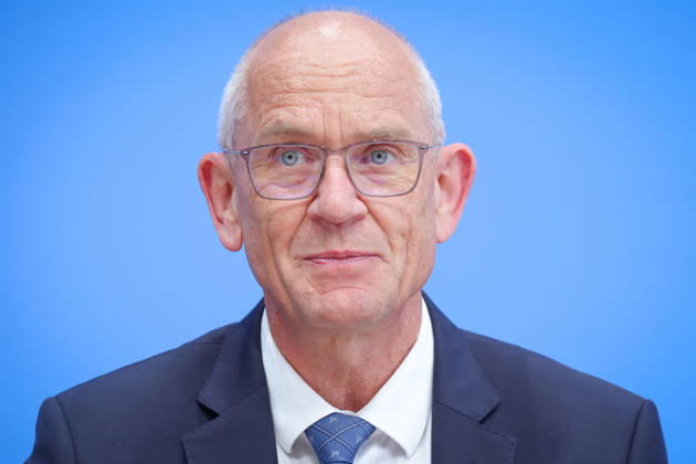 Bundespressekonferenz, Vorstellung der Studie zur Sicherheit von Kuenstlicher Intelligenz in der deutschen Wirtschaft Dr. Dirk Stenkamp im Portrait bei der Vorstellung der Studie zur Sicherheit von Kuenstlicher Intelligenz in der deutschen Wirtschaft. Risiken, KI-Sicherheitsvorfaelle und Schutzmaßnahmen in der Bundespressekonferenz, Berlin, 07.10.2026 Berlin Berlin Deutschland