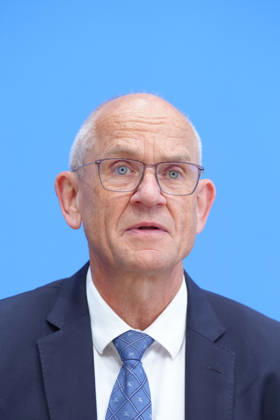Bundespressekonferenz, Vorstellung der Studie zur Sicherheit von Kuenstlicher Intelligenz in der deutschen Wirtschaft Dr. Dirk Stenkamp im Portrait bei der Vorstellung der Studie zur Sicherheit von Kuenstlicher Intelligenz in der deutschen Wirtschaft. Risiken, KI-Sicherheitsvorfaelle und Schutzmaßnahmen in der Bundespressekonferenz, Berlin, 07.10.2026 Berlin Berlin Deutschland