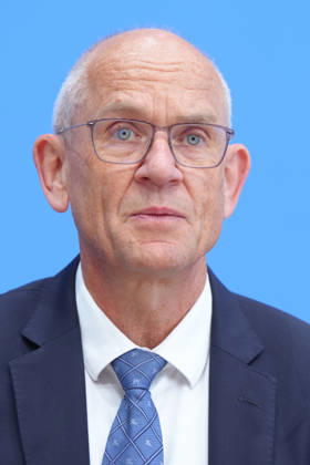 Bundespressekonferenz, Vorstellung der Studie zur Sicherheit von Kuenstlicher Intelligenz in der deutschen Wirtschaft Dr. Dirk Stenkamp im Portrait bei der Vorstellung der Studie zur Sicherheit von Kuenstlicher Intelligenz in der deutschen Wirtschaft. Risiken, KI-Sicherheitsvorfaelle und Schutzmaßnahmen in der Bundespressekonferenz, Berlin, 07.10.2026 Berlin Berlin Deutschland