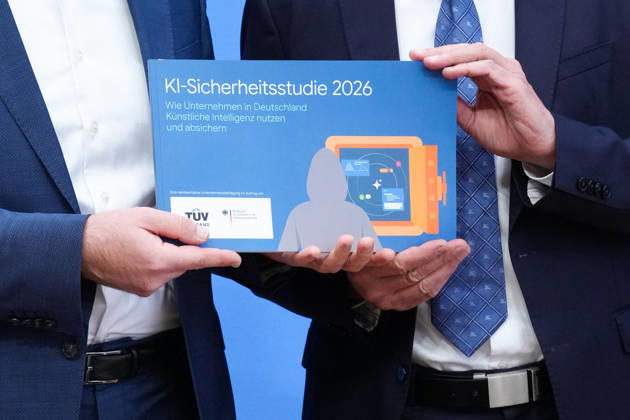 Bundespressekonferenz, Vorstellung der Studie zur Sicherheit von Kuenstlicher Intelligenz in der deutschen Wirtschaft Die als Buch gebundenen gemeinsam KI Studie von TUEV und BSI bei der Vorstellung der Studie zur Sicherheit von Kuenstlicher Intelligenz in der deutschen Wirtschaft. Risiken, KI-Sicherheitsvorfaelle und Schutzmaßnahmen in der Bundespressekonferenz, Berlin, 07.10.2026 Berlin Berlin Deutschland