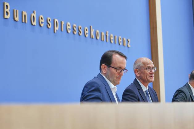 Berlin, Deutschland, 07.10.2026: Bundespressekonferenz: Studie zur Sicherheit von Künstlicher Intelligenz in der deutschen Wirtschaft. Risiken ? KI-Sicherheitsvorfälle ? Schutzmaßnahmen: Vizepräsident Bundesamt für Sicherheit in der Informationstechnik (BSI) Thomas Caspers und Dirk Stenkamp, Präsident TÜV-Verband e.V. Copyright: xdtsxNachrichtenagenturx dts_137484
