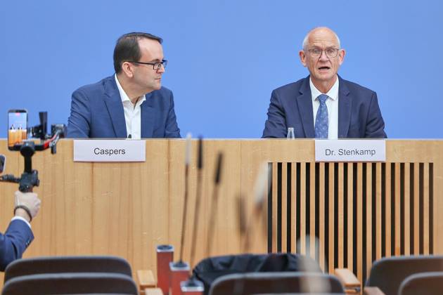 Berlin, Deutschland, 07.10.2026: Bundespressekonferenz: Studie zur Sicherheit von Künstlicher Intelligenz in der deutschen Wirtschaft. Risiken ? KI-Sicherheitsvorfälle ? Schutzmaßnahmen: Vizepräsident Bundesamt für Sicherheit in der Informationstechnik (BSI) Thomas Caspers und Dirk Stenkamp, Präsident TÜV-Verband e.V. Copyright: xdtsxNachrichtenagenturx dts_137485
