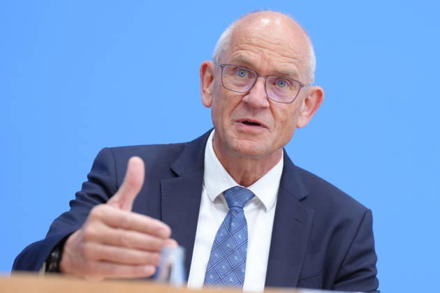 Bundespressekonferenz, Vorstellung der Studie zur Sicherheit von Kuenstlicher Intelligenz in der deutschen Wirtschaft Dr. Dirk Stenkamp (Praesident TUEV) arguemntiert mit starker Gestik bei der Vorstellung der Studie zur Sicherheit von Kuenstlicher Intelligenz in der deutschen Wirtschaft. Risiken, KI-Sicherheitsvorfaelle und Schutzmaßnahmen in der Bundespressekonferenz, Berlin, 07.10.2026 Berlin Berlin Deutschland