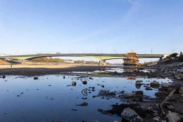 Niedrigwasser am Rhein in Bonn-Beuel Bonn-Beuel, 7. Oktober 2026: Der Rhein führt deutliches Niedrigwasser. Am Ufer in Bonn-Beuel sind weite Bereiche des freiliegenden Rheinufers und der flachen Uferzonen sichtbar. Der niedrige Wasserstand verändert das gewohnte Erscheinungsbild des Rheins und lässt die Auswirkungen der anhaltenden Trockenheit deutlich erkennen. Bonn Beuel Nordrhein-Westfalen Deutschland