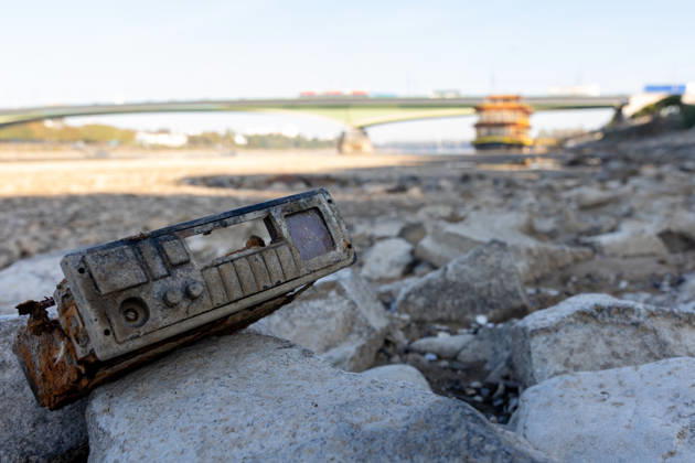 Niedrigwasser am Rhein in Bonn-Beuel Bonn-Beuel, 7. Oktober 2026: Der Rhein führt deutliches Niedrigwasser. Am Ufer in Bonn-Beuel sind weite Bereiche des freiliegenden Rheinufers und der flachen Uferzonen sichtbar. Der niedrige Wasserstand verändert das gewohnte Erscheinungsbild des Rheins und lässt die Auswirkungen der anhaltenden Trockenheit deutlich erkennen. Bonn Beuel Nordrhein-Westfalen Deutschland