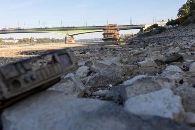 Niedrigwasser am Rhein in Bonn-Beuel Bonn-Beuel, 7. Oktober 2026: Der Rhein führt deutliches Niedrigwasser. Am Ufer in Bonn-Beuel sind weite Bereiche des freiliegenden Rheinufers und der flachen Uferzonen sichtbar. Der niedrige Wasserstand verändert das gewohnte Erscheinungsbild des Rheins und lässt die Auswirkungen der anhaltenden Trockenheit deutlich erkennen. Bonn Beuel Nordrhein-Westfalen Deutschland