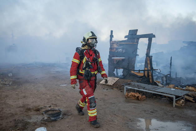 A fire in a shantytown in Albacete affects several shacks. A firefighter works to extinguish the fire on October 7, 2026, in Albacete, Castilla-La Mancha, Spain. A fire in the settlement along the Carretera de las Penas has mobilized the Albacete Fire Department, which is working to extinguish the blaze and prevent it from spreading. October 7, 2026. Víctor Ferná. Albacete, Castile-La Mancha Albacete, Castile-La Mancha, Spain  Copyright: xVictorxFernandezx 7825811